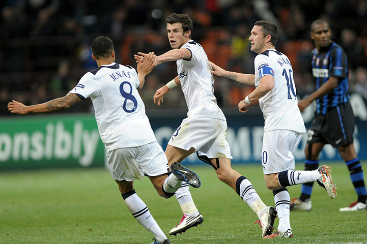 sport: Tottenham's defender Gareth Bale (C) cel