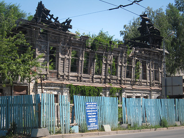 Samara Architecture: A burnt out wooden house in Samara, Russia