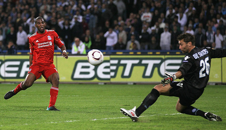 Europa League: Ryan Babel misses a chance to score 