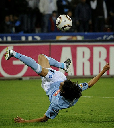 Europa League: Napoli striker Edinson Cavani attempts an unsuccessful bicycle kick