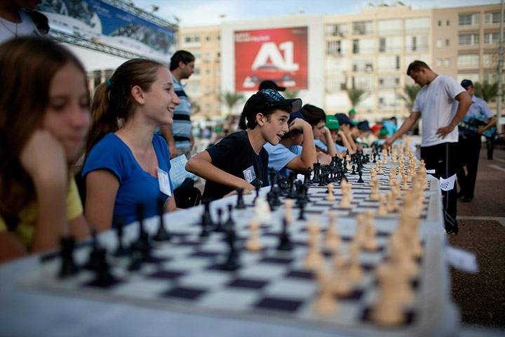 24 hours:  Israeli chess players wait for simultaneous chess play
