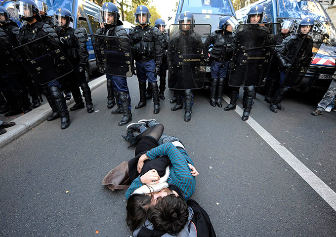 24 hours: Students kiss in front of the police during demo, Paris