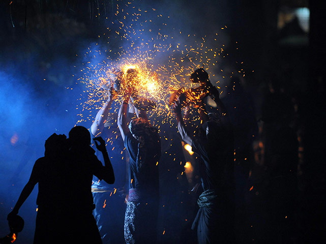 24 Hours in Pictures: Balinese youths participate in a Fire War ceremony