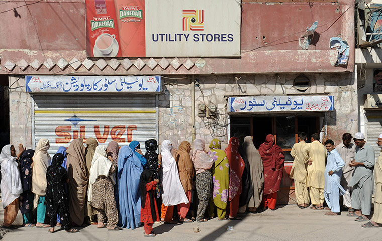 Food prices: Pakistanis wait in line for sugar outsid