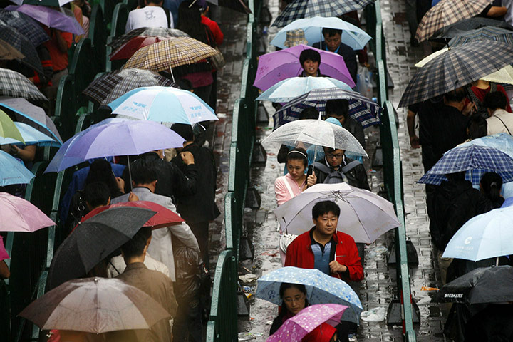 24 hours: Hundreds of visitors queue up to enter a