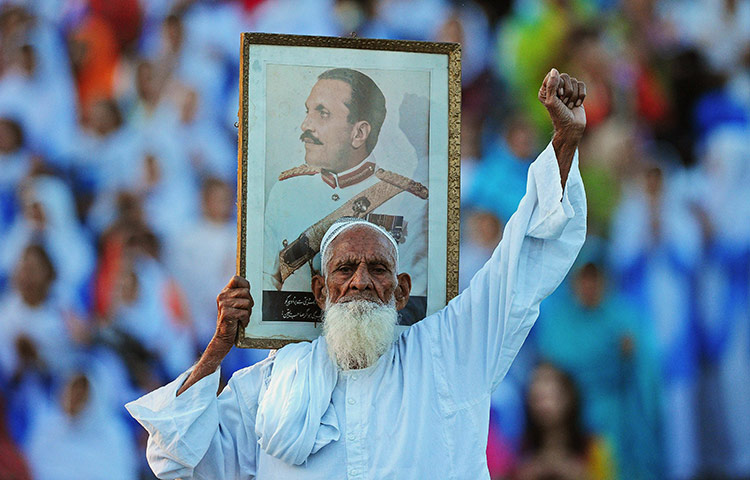 24 hours: Man holds a framed picture of the sixth President of Pakistan