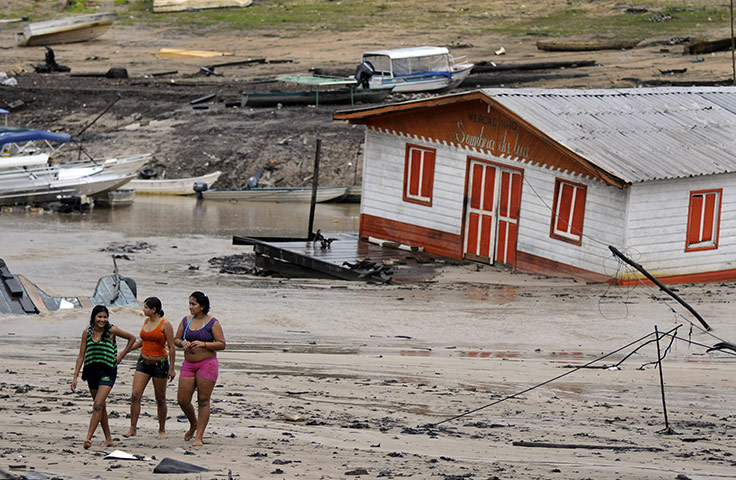 24 hours: People walk on the dried bed of the Negr