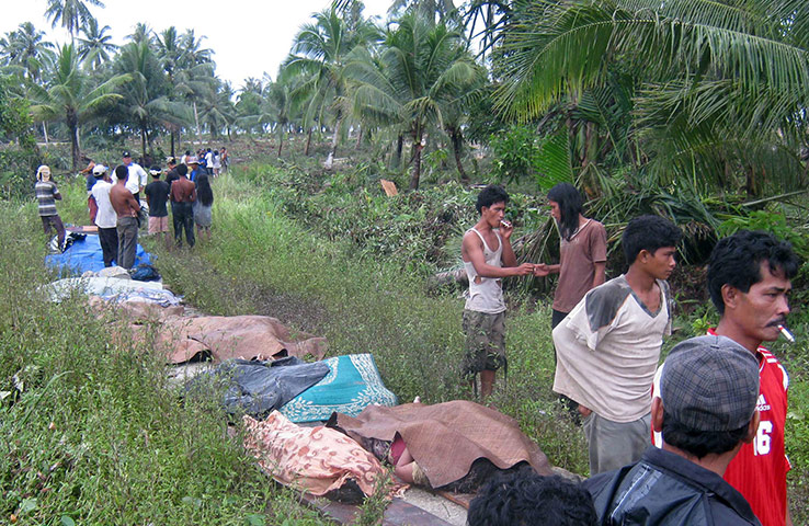 Indonesia Disaster : Bodies of tsunami victims 