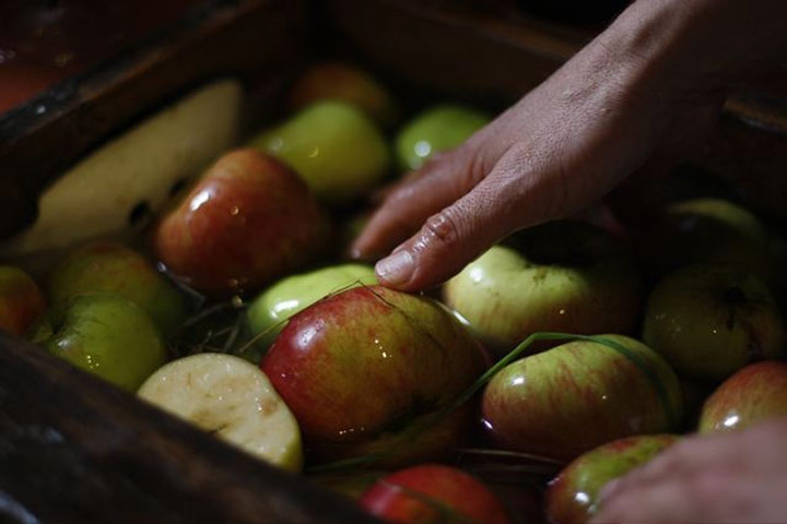 Apple pressing: Apple pressing
