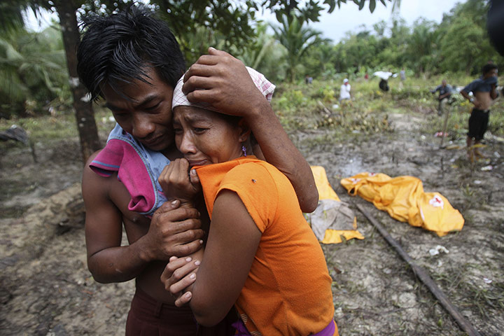 indonesia tsunami: Markus, left, comforts his sister Lisna after they found their mother dead
