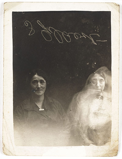 William Hope ghost pics: Two women with a spirit, c 1920.