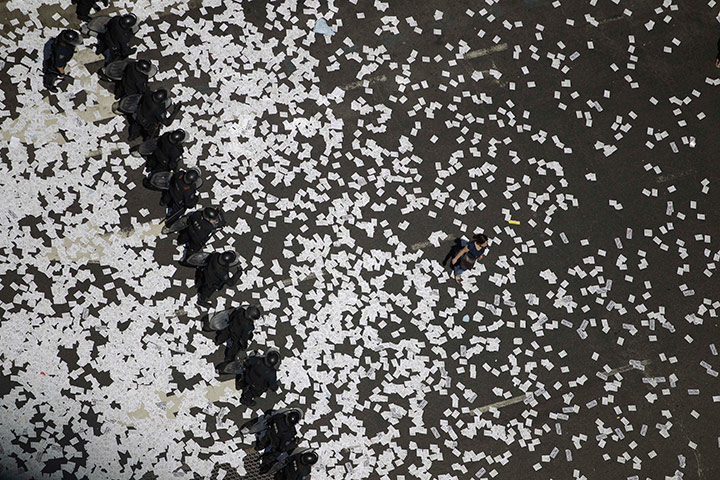 24 hours in pics: Pamphlets cover the ground during the wake of former President Kirchner