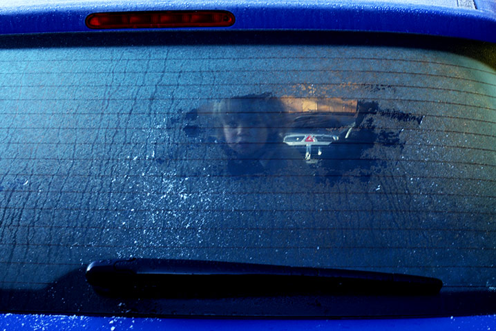 In Pictures: cold: Child in frosty car