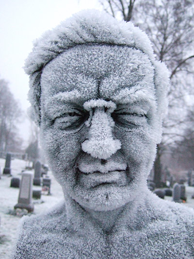 In Pictures: cold: statue on a grave in Oslo in winter