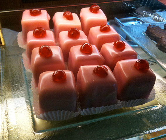 Week in pics: Goldfrapp: cakes