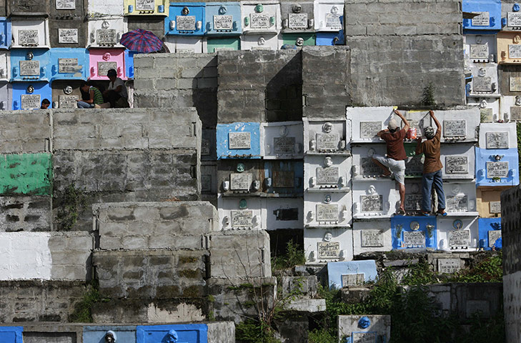 24 hours in pictures: preparations for All Saints Day in  Philippines
