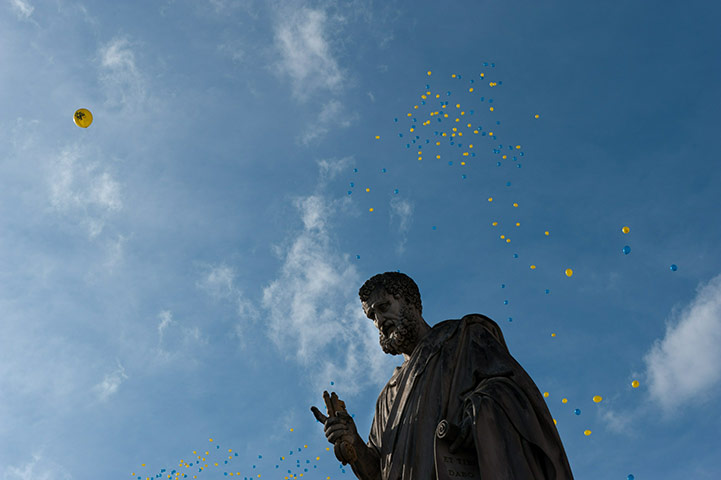 24 hours in pictures: Ballons fly over St. Peters Basilica