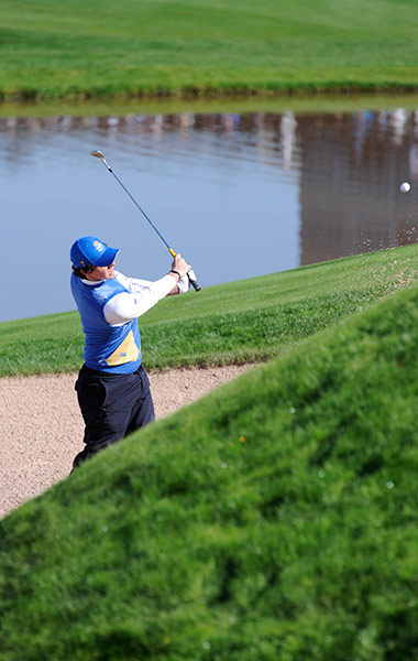 Ryder Day 4 Update: Rory McIlroy plays his 2nd bunker shot onto 18th Ryder Cup 2010 day four