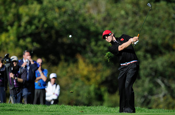 Ryder Day 4 Update: Hunter Mahan plays onto the 15th green from thick rough Ryder Cup 2010 