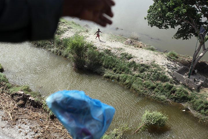 Sehwan Sharif Pakistan: Pakistani soldiers drop food aid from a helicopter in Dadu district 