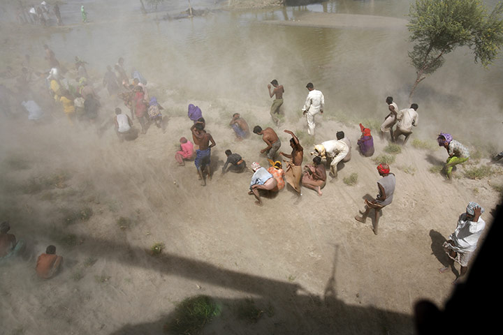 Sehwan Sharif Pakistan: People stranded by floodwaters rush to get food aid 