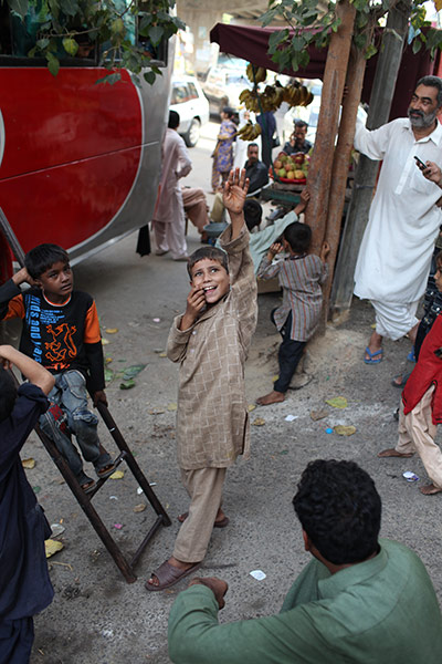 Sehwan Sharif Pakistan: Flood affected families load their luggage onto buses in Karachi 