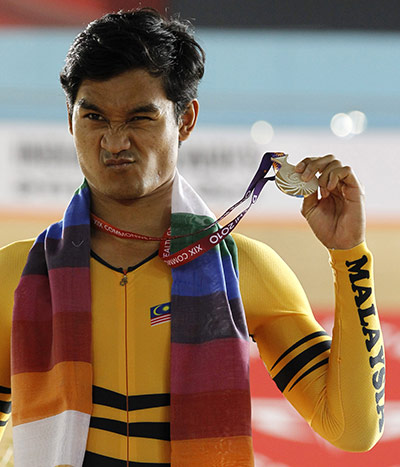 CWG Day 2: Mohd Rizal Tisin with his silver medal