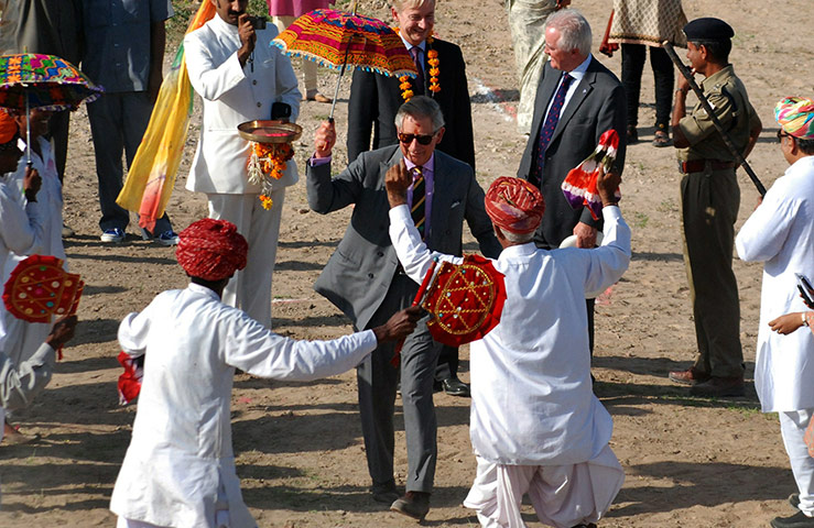 24hours: Prince Charles dances in India