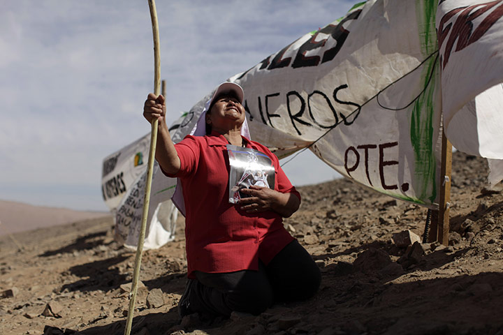 Chile miners rescue: 5 October: Aurelia Navarro, a volunteer missionary, prays 