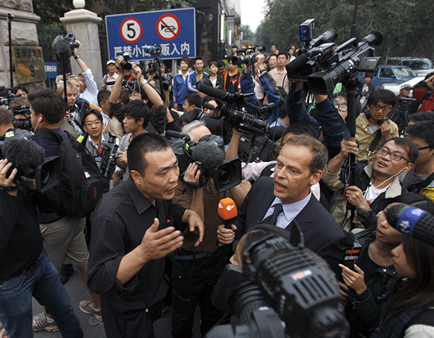 Liu Xiaobo Nobel Peace: Guards stop the media entering the apartment house of Liu Xia