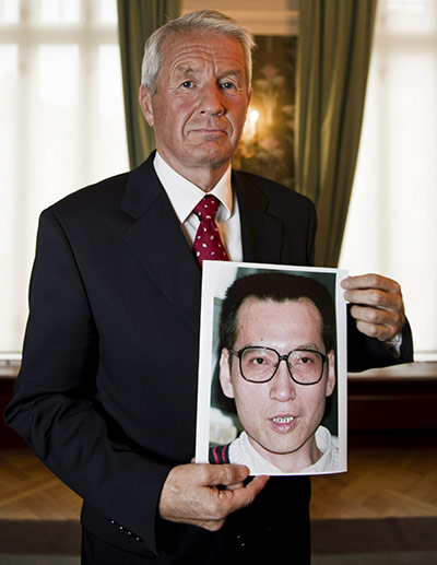 Liu Xiaobo Nobel Peace: Nobel Committee Chairman Thorbjoern Jagland hold photo of Liu Xiaobo
