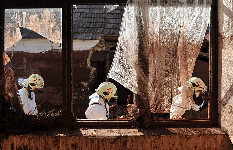 24hours: Kolontar, Hungary: Firefighters leave a damaged house 