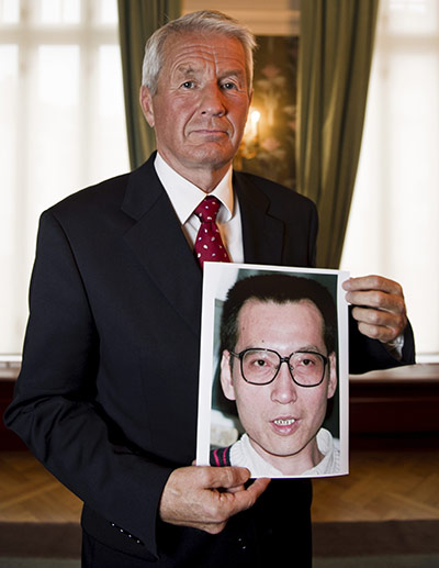 Nobel prize: Chairman of Nobel Committee Jagland holds up Liu Xiaobo photo