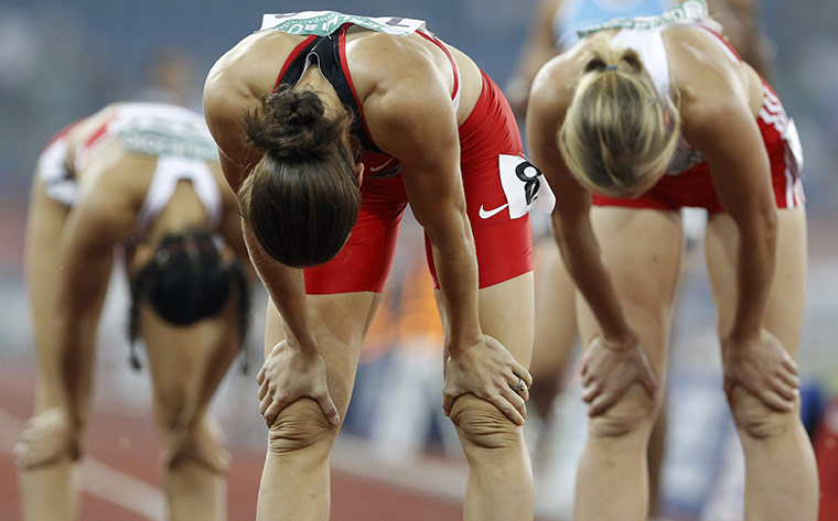 CWG Day 6: Canada's Jessica Zelinka , foreground, & other athletes catch their breath