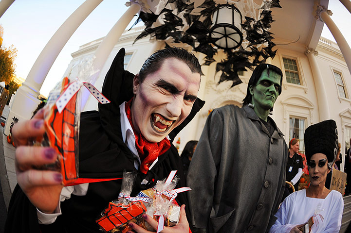 Obama halloween: Monsters distribute candys for Halloween
