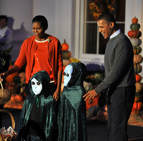 Obama halloween: US President Barack Obama and First Lady Michelle Obama hand out treats