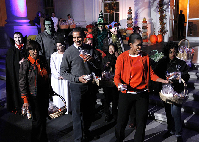 Obama halloween: Barack Obama, Michelle Obama, Marian Robinson hand out treats