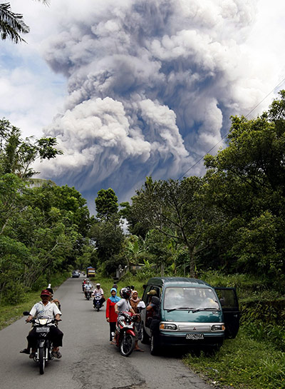 Mount Merapi: Villages escape as Mount Merapi erupts near Deles village, Klaten