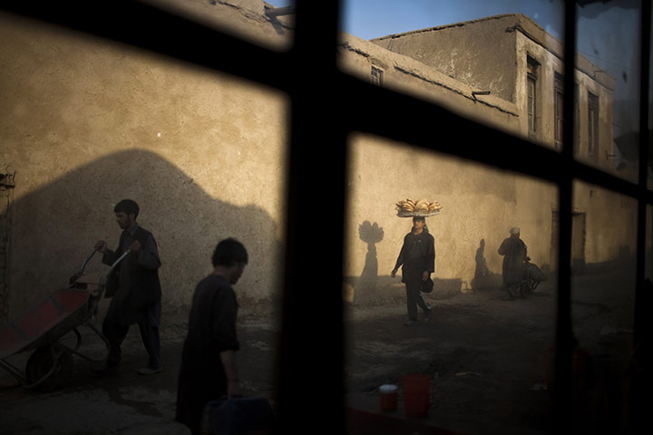 24 hours in pictures: Market workers in Kabul