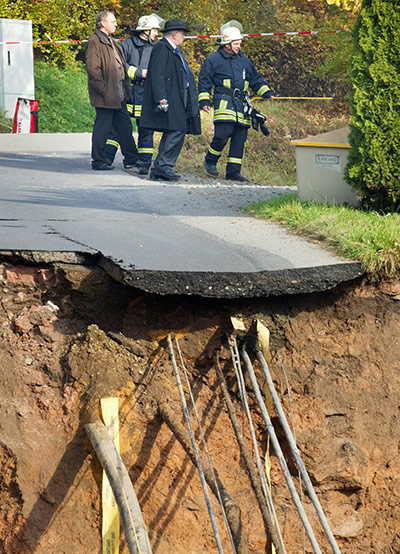 Germany sinkhole: Members of the emergeny services work at the scene 