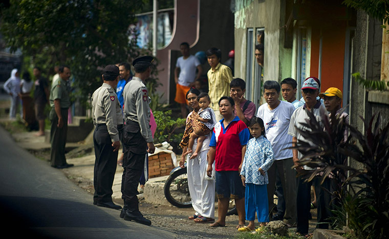 Obama in Indonesia: 10 Nov: Indonesians watch as US President Barack Obama's motorcade passes 