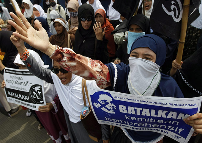 Obama in Indonesia: Indonesian Muslim protestors shout anti-Obama slogans