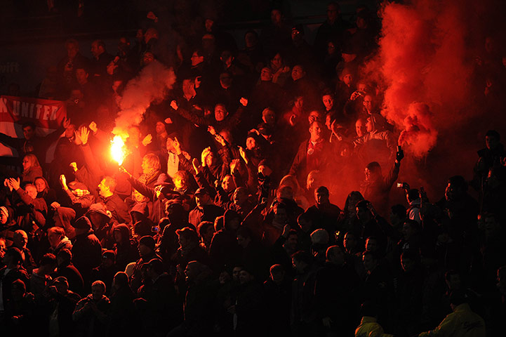 http://static.guim.co.uk/sys-images/Guardian/Pix/pictures/2010/11/10/1289425593815/Manchester-United-fans-li-002.jpg