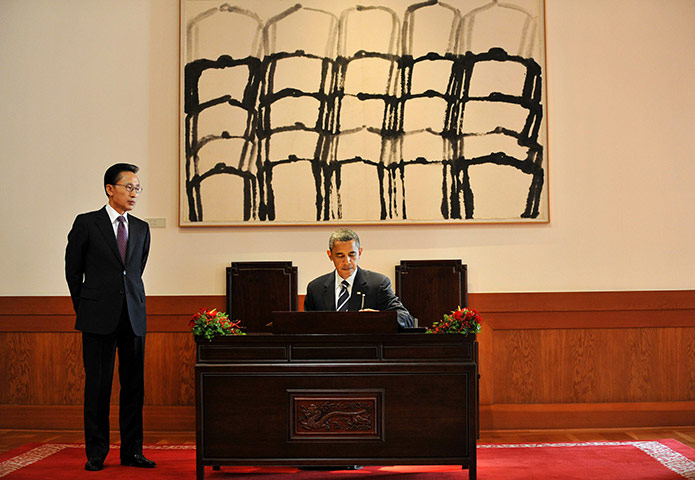 G20 Seoul: US President Barack Obama (R) signs the guest book G20