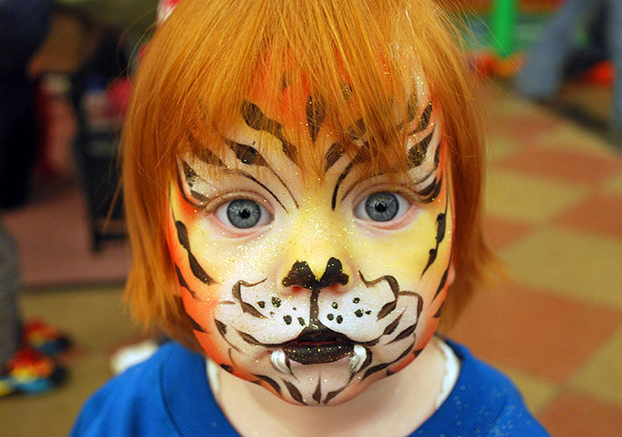 In Pictures: Orange: Child with tiger face paint