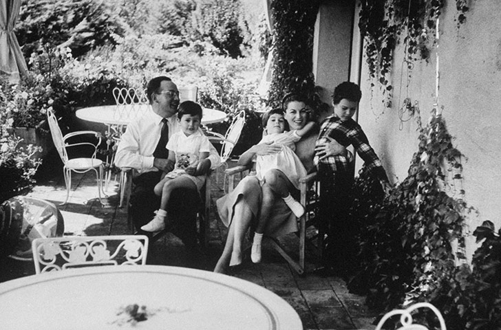 Dino Di Laurentiis: Italian director Dino De Laurentiis with his wife and children