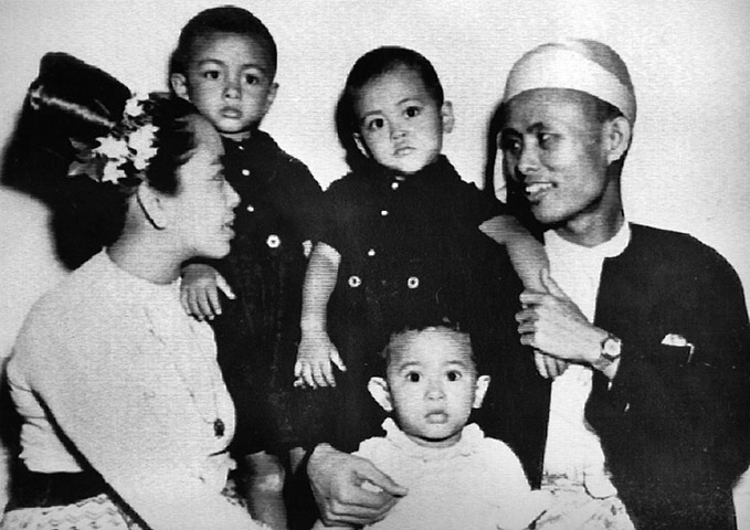 Aung San Suu Kyi release: 1947: Family portrait of 2-year-old Aung San Suu Kyi