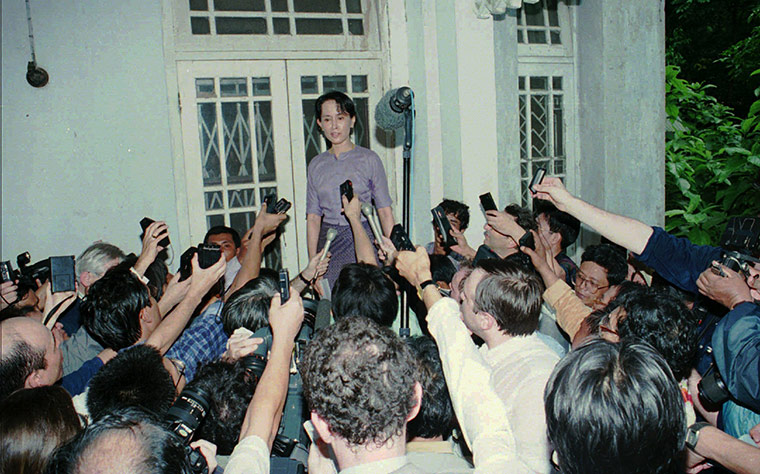 Aung San Suu Kyi release: 1995: Aung San Suu Kyi surrounded by reporters