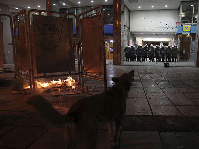 24 hours in pictures: shipyard workers protest in athens