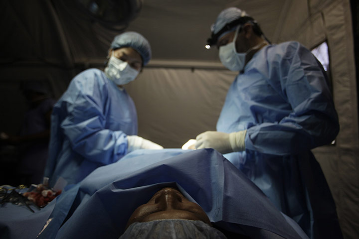 From the agencies: An indigenous man receives surgery in Santa Isabel do Rio Negro